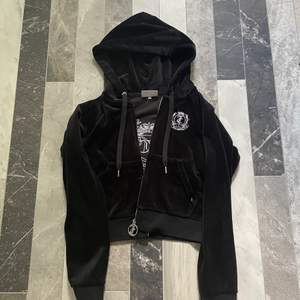 Juicy couture velour hoodie, svart sammet hoodie/kofta. Väldigt sparsamt använd max 3 gånger. Köpt på weekday för 1100kr