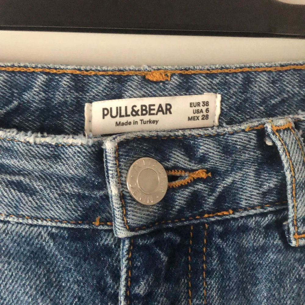 Skit snygga jeans med slits längst ner. Dom är lite för små för mig så säljer dom nu. . Jeans & Byxor.
