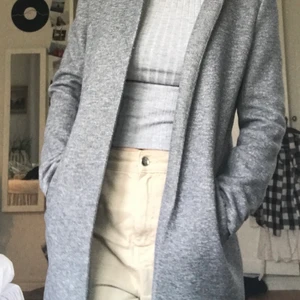 Grå jacka från Only storlek S - Grå kavajliknande jacka i storlek S från Only. Fint skick! Använd ett fåtal gånger  Köparen står för frakten 