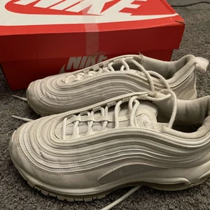 Nike air max 97 - Säljer mina Nike skor då ja köpt nya dom är i bra skick och passar bra till det mesta