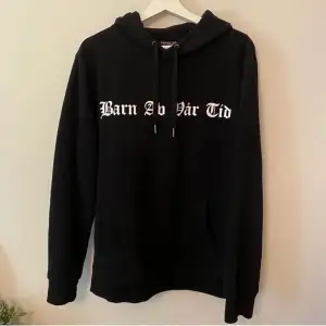 Söker Hov1 hoodies från storlek M - XL.  S skulle oxå funka men helst dom andra.  Hör av er om ni har någon eller några hoodies att sälja så diskuterar vi något pris🤍 Hör av er även om det inte är just dom tröjorna av hov1 ni har🤍