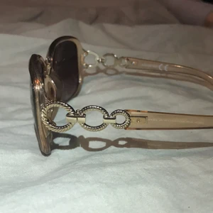 y2k (vintage) solglasögon  - säljer ett helt par nya oanvända vintage solglasögon. köpta för 129 från lindex. mitt pris från 100 men pris kan alltid diskuteras