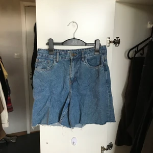 Jeansshorts  - Jeansshorts av klippta från jeans. Använt mycket förra sommaren utan några synliga defekter. Strl. 27. Lite längre än vanliga shorts, men går att klippa av kortare själv såklart. 