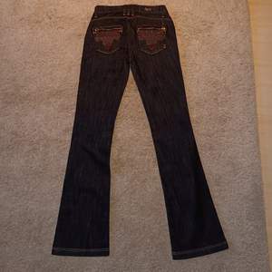 Säljer dessa sjukt coola jeans då jag inte använder de längre. Skriv för fler bilder/detaljer. Fraktar och möts up ♡