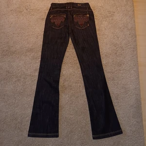 Utsvängda jeans med rhinestones - Säljer dessa sjukt coola jeans då jag inte använder de längre. Skriv för fler bilder/detaljer. Fraktar och möts up ♡