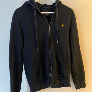 Lyle Scott tröja - Säljer den för att den sitter liten på mig, annars bra skick.