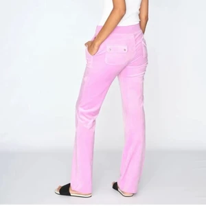 Söker dessa - Hej! Söker dessa rosa juicy i storlek xxs för billigt❤️