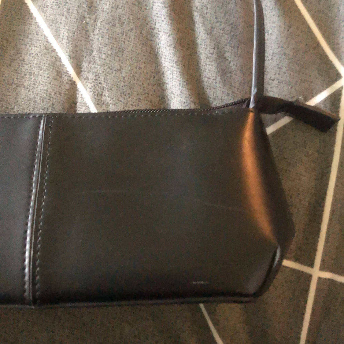 Sött svart axelväska i läderimitation  - 90