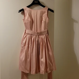 Festklänning  - Jättefin ljusrosa festklänning i satin som endast är använd 1 gång (nyskick). Köpt från Junona i storlek XS. Den är utan defekter, bara lite skrynklig. Skriv privat för fler bilder. Kan fraktas, men köparen står för frakten💕 (Pris går att diskutera!)