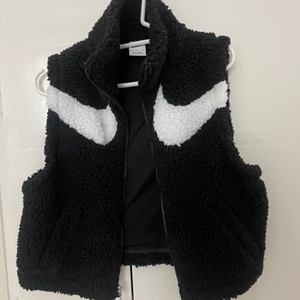 Nike väst - Väst från Nike  Fleece Använd en gång från JD 