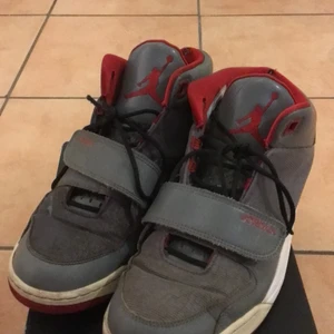 Säljer mins jordans fightclub 90 - Säljer min jordan fightclub 90 som är ganska slitna i storlek 44 skriv om ni vill köpa dom🐉🐢 