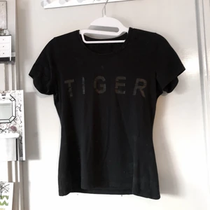 Tiger of Sweden / T-shirt / X-Small - Använt skick