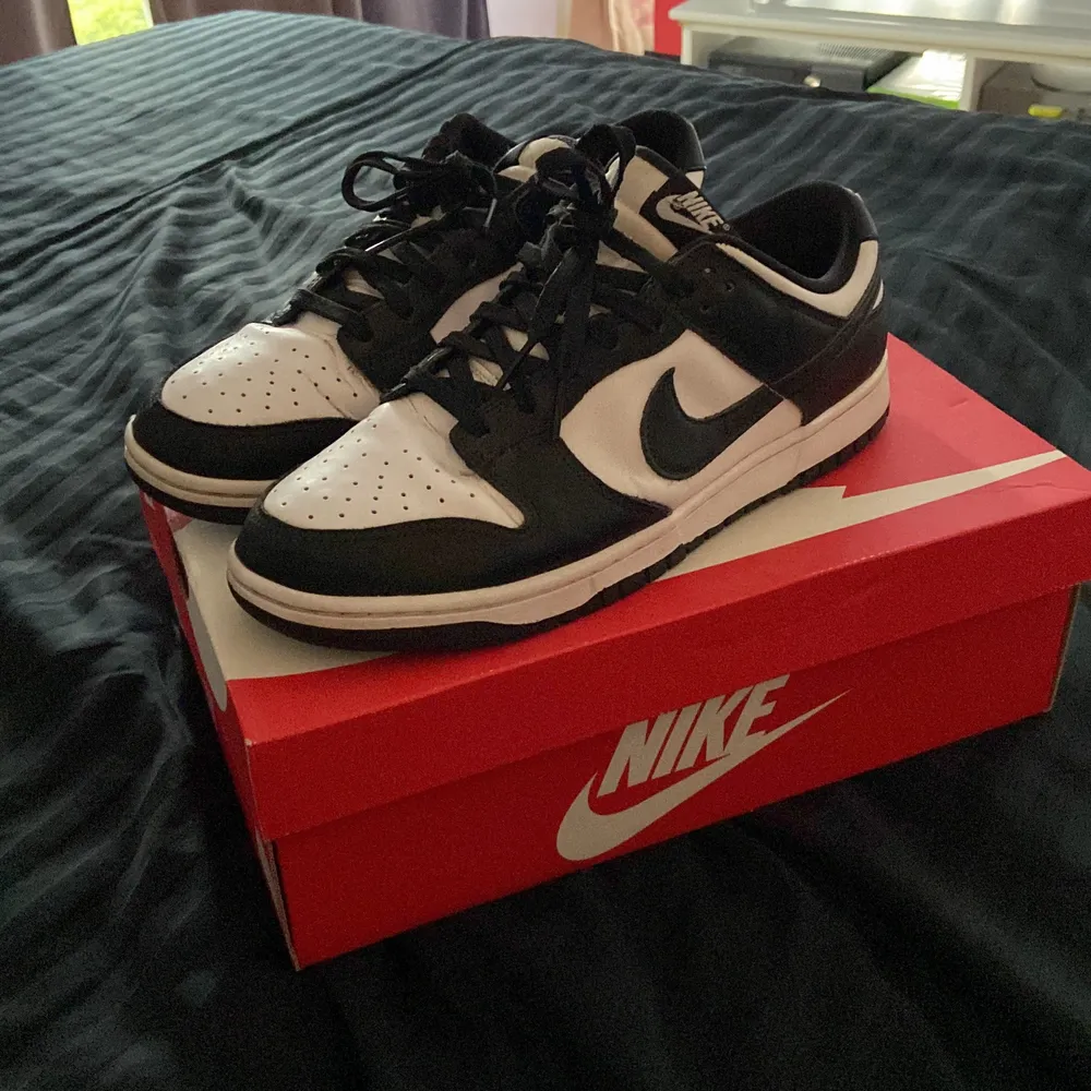 Nike Dunk Low black n white. Säljer för att dem stått på hyllan ett tag. Köpta från Soldout för 3000kr februari 2021. Säljer nu för 1499 kr. Skick 8-9/10. Kontakta mig för mer info och bilder. Storlek 44, us 10. Skor.