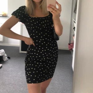 Prickig klänning - Jättefin klänning från bikbok i storlek xs, går inte att få tag på längre. Jättebra skick och sitter väldigt smickrande på💓💓jag är 169 lång och den är inte för kort för mig