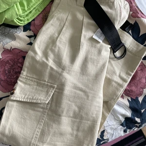 Byxor  - Sköna byxor köpte från butiken. Säljer pga jag blev small storlek 38