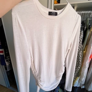 Tröja, Bershka - Vit tröja med rynkning på sidan 