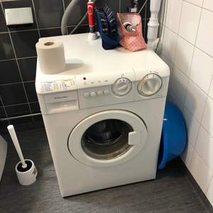 Liten tvättmaskin Electrolux 3 år gammal/ Funkar utmärkt Sista dagen till upphämtning 29 Maj Fins i Södertälje , ingen leverans tyvärr