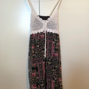 Blommig klänning - Blommig klänning med stickad överdel. Måste ha bh eller linne under, brösten syns annars.