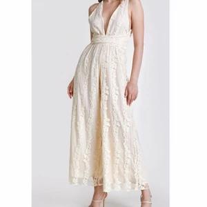 Somrig  jumpsuit - Väldigt snygg och somrig jumpsuit, med axelband som kan knytas på lite olika sätt, väldigt snygg! Aldrig använd. Den är storlek L men passar mer som en M. Priset är inkl. Frakt 