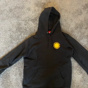 Supreme x spitfire Hoodie - Tjena, jag säljer nu en av mina finaste hoodies som är köpt i japan för två år sedan. Den är väl omhändertagen och är i gott skick. Pris kan diskuteras men nypriset var 5400kr.