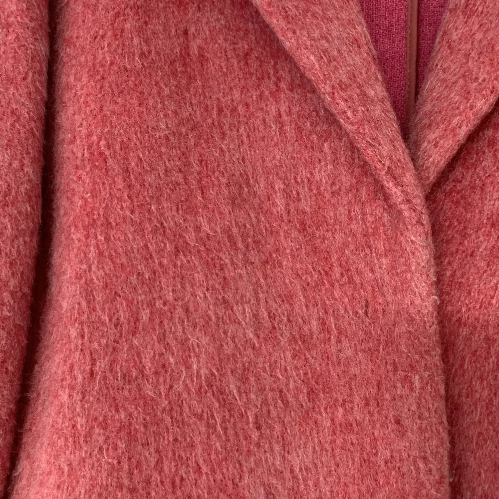 Rosa kappa som bara är använd 1 gång. Inköpt från H&M i höstas. Jackor.