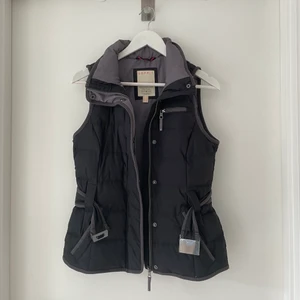 Väst - En väst från Esprit men skärp i midjan, passar storlek XS/S! 