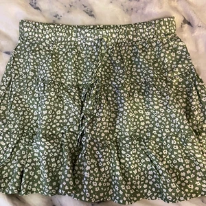 Somrig kjol - Superfin sommarkjol med ett justerbart snöre i midjan. Sitter jättefint. Köparen står för frakten💕💕