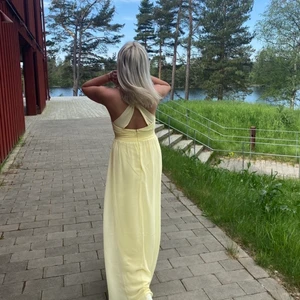 Gul långklänning  - Perfekt till bal eller likande!! Använd vid ett tillfälle!! 