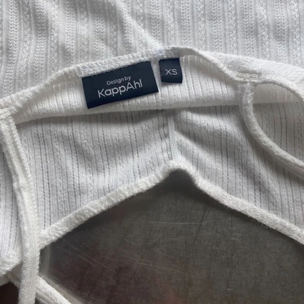 Ett vitt linne som stickat. Köptes för ett år sen på KappAhl. Jag säljer den för den sitter konstigt på mig men är sååå fint. Är somrigt o man kan ha det till ett par shorts nu i somma💕 minns inte hur mycket det kosta💕. Toppar.