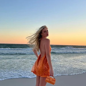 Orange glittrig klänning - Jag säljer min klänning ifrån Lucy In The Sky på grund av att jag beställde hem två storlekar.💖 Klänningen är i storlek S och sitter super bra på mig som är runt 168-170 cm! Aldrig använd! 😘🫶🏽💋 skriv för fler bilder. *Köparen står för pris+ frakt!*