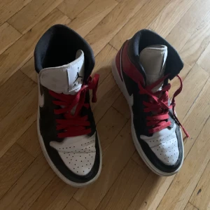 Jordans - Jätte fina jordans som tyvärr inte passar mig i stilen längre. Jag har i vanliga fall 38 och dom passar perfekt. 🤍