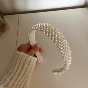 Pärldiadem - Oanvänt pärldiadem, säljer eftersom det inte kommer till användning❤️