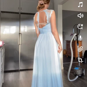 Blå balklänning från JJ’s dresshouse - Himmelsblå klänning från JJ’s dresshouse. Använd 1 gång så i nyskick. Inköpt för 1500 kr. Skräddarsydd men som storlek S skulle jag säga. Jag är 175 cm och har inga klackar på mig på bilden. Endast swish tas emot.💙