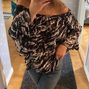Blus - Snygg blus!! Från bikbok i strl S men passar xs-l skulle jag säga
