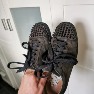 Louboutin skor - Tja! Säljer mina extremt snygga loubs som är inköpta på kaspersheat. Medföljer extra snören, låda och dustbags samt kort från kaspers heat. Har inget kvitto därav priset. Storlek dojjorna är 41.5, sitter som 42. Fint skick men använda dojjor. Bud i dm:)