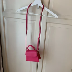 Rosa liten väska från Gina tricot - Väldigt fint skick på utsidan, inga synliga defekter. Finns däremot en fläk på botten av väskans insida. 