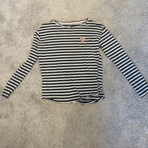 ‼️randig långarmad tröja med ett hjärta‼️ - 🌺säljer denna superfina randiga tröjan med ett rosa hjärta  i storlek 158/164 från hm🌺