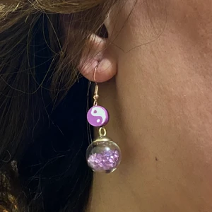 Lila yin yang örhänge ☯️ -  Handmade with lots of love <3 Om du är interessed efter fler bilder kan du gärna skriva inne på DM 💗