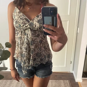 Tipp - Såså fin topp som jag älskar 😍 justerbara band o strl S! Frakt tillkommer