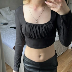 kroppad topp - jättefin långärmad och kroppad tröja från shein som tyvärr inte kommer till användning.. kom privat för fler bilder eller prisförslag 💗