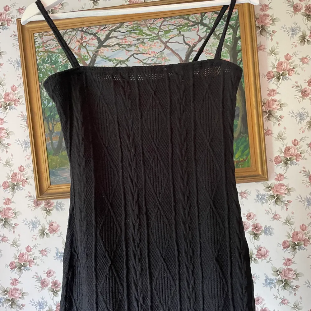 En svart kort klänning från yesstyle i storlek M som bara är använd 1 gång, tyget är jätte fint och den sitter jätte bra på, hör av dig för fler bilder💗. Klänningar.