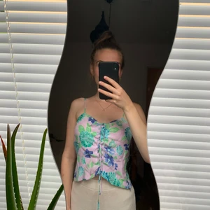 Linne med knytning i silke - Ett blommigt korsettliknande linne med knytning i 100% silke 🌸 Den är i storlek M, men passar mig som normalt bär XS-S