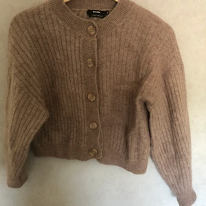 Stickad Tröja - en stickad tröja från bikbok strl S. aldrig använd så den är i nyskick! 