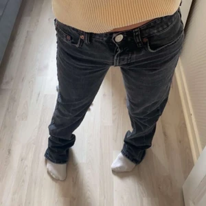 Slutsålda zara jeans  - Zara jeans i nyskick, säljer pågrund av att de ej kommer till användning. Super snygga och slutsålda på hemsidan. Jag är 155 cm och de är för långa på mig!  Zara mid waist FULL LENGHT! 