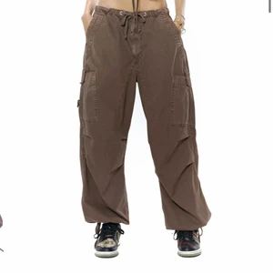 parachute cargo pants - Jaded Londons bruna parachute cargo byxor! Helt nya och oanvända🤎