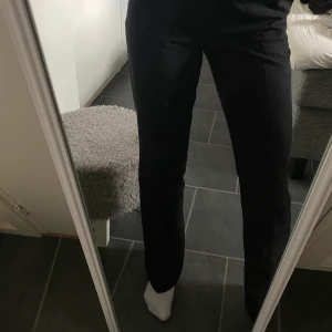 Komstymbyxor - Kostymbyxor från bikbok i strl 36. Använda men legat i garderoben ett tag pågrund av att de blivit för stora men är i fint skick. Tvättas och strycks innan de skickas! Går att pruta vid snabb affär