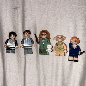 harry potter lego - köptes för 40kr styck! 1 för 20 aöla för 86kr! frakt tillkommer på 15kr, ALLTSÅ INTE DET SOM STÅR I ANNONSEN! dobby och trelawny sålda