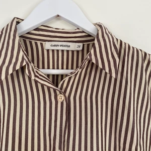 Carin Wester skjortblus BRIENNE, Brown Stripe - Randig skjorta/blus från Carin Wester, storlek 38 och i nyskick! Nypris 399 kr och helt slutsåld på Åhléns.