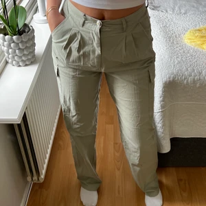 Cargo pants - Storlek 38, asos, använda en gång, gröna, köptes för 400kr.