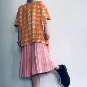 orange tröja - orange oversized tröja 60 kr kiol 120kr . om plagen köps tillsammans 150kr